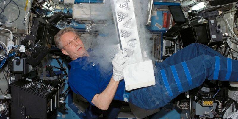 Der deutsche Astronaut Thomas Reiter an Bord der Internationalen Raumstation ISS: Hier hantiert er mit Teilen einer Laborgefriereinrichtung. - Foto: NASA/dpa