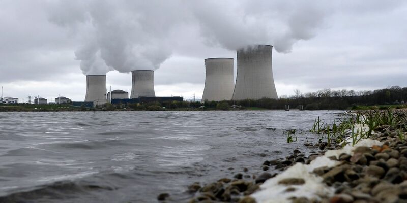 Blick auf das Atomkraftwerk in Cattenom. Frankreichs Stromkonzern EDF soll wieder komplett in staatliche Hand kommen. - Foto: Christophe Karaba/epa/dpa