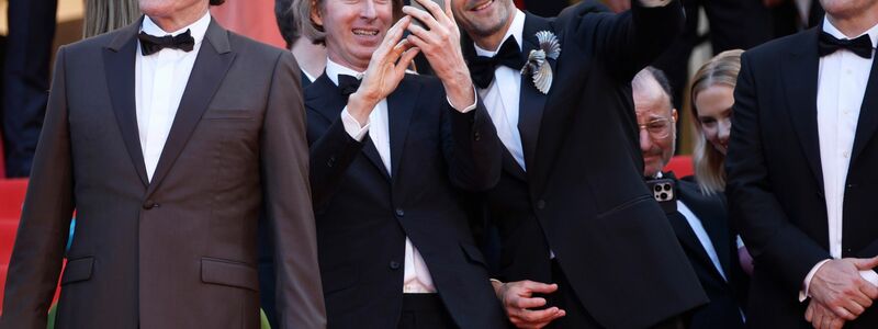 Bryan Cranston (l-r), Wes Anderson, Adrien Brody und Matt Dillon vor der Premiere von «Asteroid City» in Cannes. - Foto: Joel C Ryan/Invision/AP/dpa