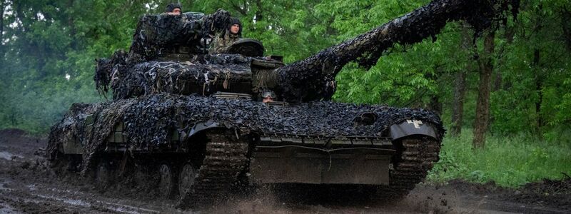 Ukrainische Soldaten fahren mit Panzern zu ihren Stellungen nahe Bachmut. - Foto: Efrem Lukatsky/AP