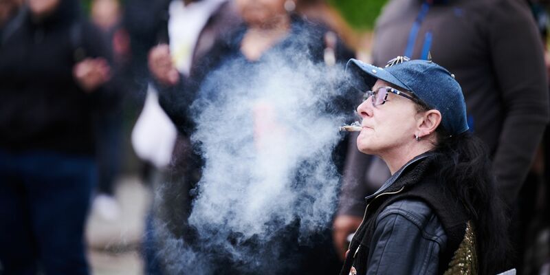 Cannabis-Rauch bei einer Demonstration für die Legalisierung der Droge - in der Debatte um Modellregionen für die kontrollierte Abgabe kommen Bedenken aus Nordrhein-Westfalens Gesundheitsministerium. - Foto: Annette Riedl/dpa