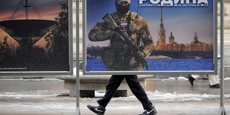 Ein Plakat mit dem Bild eines russischen Soldaten und der Aufschrift «Wir verteidigen das Vaterland» in St. Petersburg. - Foto: Dmitri Lovetsky/AP/dpa