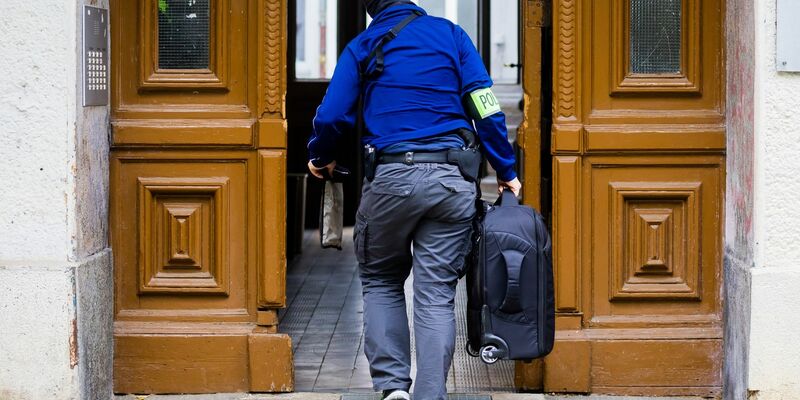 Die Polizei geht in Berlin-Neukölln gegen Clan-Kriminalität vor. - Foto: Christoph Soeder/dpa