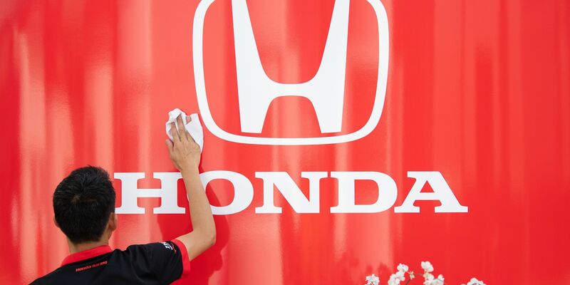 Honda kehrt Ende 2026 als Motorenlieferant für den Aston-Martin-Rennstall in die Formel 1 zurück. - Foto: Sebastian Gollnow/dpa