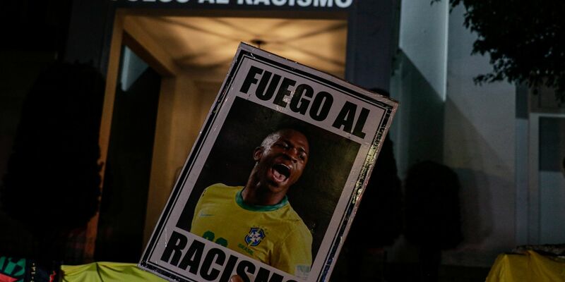 Menschen protestieren vor dem spanischen Generalkonsulat in São Paulo. - Foto: Allison Sales/dpa