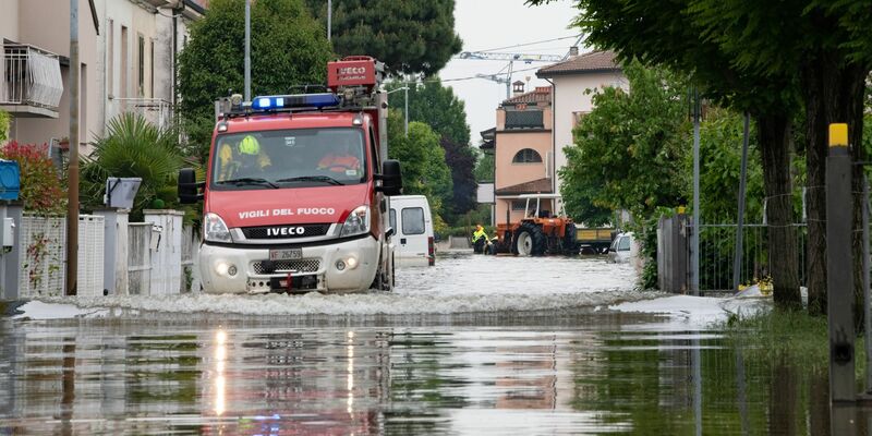 Die Feuerwehr im Einsatz im italienischen Hochwassergebiet. - Foto: Gianluca Ricci/LPS via ZUMA Press Wire/dpa