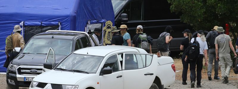 Suchteams der Polizei kehren im portugiesischenBarragem do Arade in ein Einsatzzelt zurück. - Foto: Joao Matos/AP/dpa