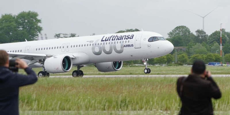 Der Airbus A321neo «Münster» der Fluggesellschaft Lufthansa hebt am Airbus-Werk in Finkenwerder zum Flug nach München ab. - Foto: Marcus Brandt/dpa
