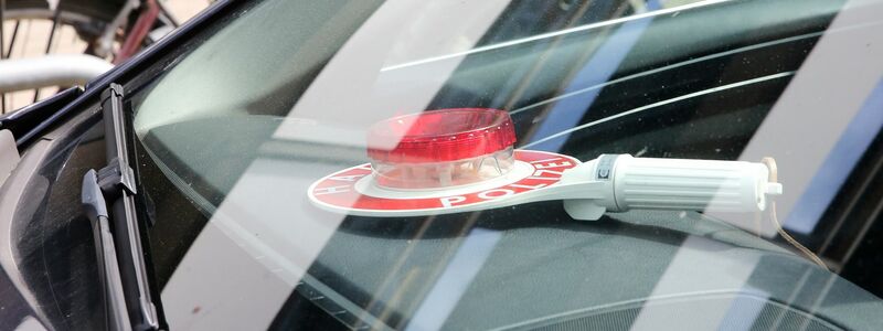 Ein ziviles Polizeifahrzeug mit Münchener Kennzeichen steht bei einer Durchsuchungsaktion in der Nähe des Durchsuchungsobjektsin Hamburg. - Foto: Bodo Marks/dpa
