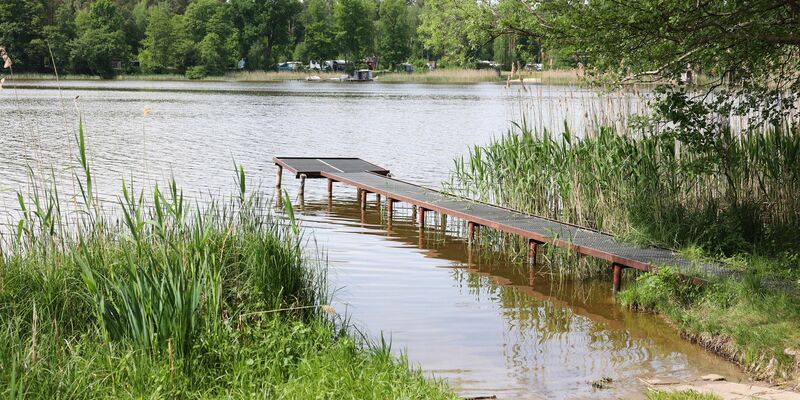 Blick auf eine Badestelle am Großen Wentowsee in Brandenburg, wo zwei Männer ertunken sind. - Foto: Joerg Carstensen/dpa