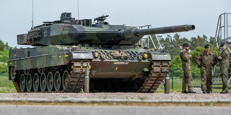 Ein Kampfpanzer vom Typ Leopard II A6. Die Bundeswehr erhält als Ausgleich für Panzerlieferungen an die Ukraine 18 neue Kampfpanzer vom Nachfolgermodell Leopard 2A8. - Foto: Armin Weigel/dpa