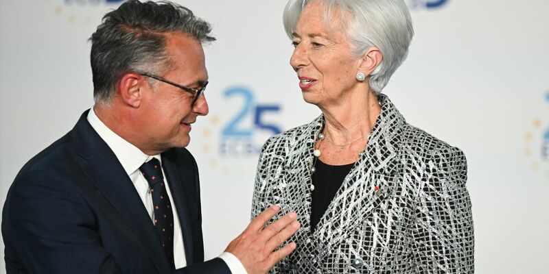 Christine Lagarde lächelt ihren Vorgänger Jean-Claude Trichet an. - Foto: Arne Dedert/dpa