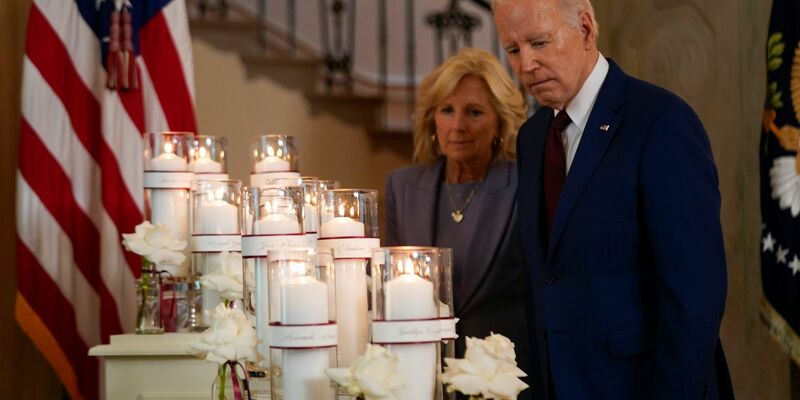 Joe Biden und die First Lady Jill Biden halten vor einer Gedenkanzeige zum einjährigen Jahrestag des Amoklaufs an einer Grundschule inne. - Foto: Andrew Harnik/AP