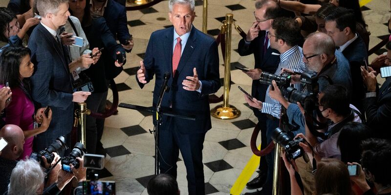 Kevin McCarthy (M), Sprecher des US-Repräsentantenhauses, spricht auf dem Capitol Hill mit Reportern über die Verhandlungen zur Schuldengrenze. - Foto: Jacquelyn Martin/AP/dpa