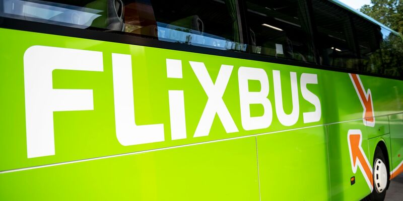 Flix, das neben Bussen auch Züge betreibt, hat neue Investoren. - Foto: Fabian Sommer/dpa