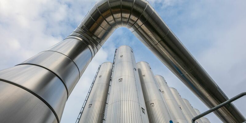 Wärmespeicher mit einer Kapazität von insgesamt 300 Megawattstunden sowie ein Ausgleichsgefäß stehen auf dem Gelände des Heizkraftwerkes Cottbus. - Foto: Frank Hammerschmidt/dpa
