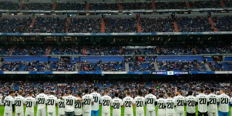 Spieler von Real Madrid tragen Trikots mit dem Namen ihres Mannschaftskameraden Vinicius Junior. - Foto: Manu Fernandez/AP/dpa