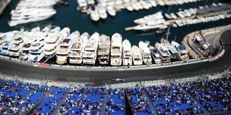 Lewis Hamilton aus Großbritannien vom Team Mercedes AMG Petronas Motorsport fährt die Tabac-Kurve neben dem Hafen. Das Rennen findet am kommenden Sonntag statt. - Foto: David Davies/PA Wire/dpa