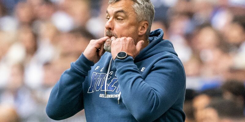 Schalke-Trainer Thomas Reis will mit seinem Team den Abstieg aus der Bundesliga verhindern. - Foto: David Inderlied/dpa