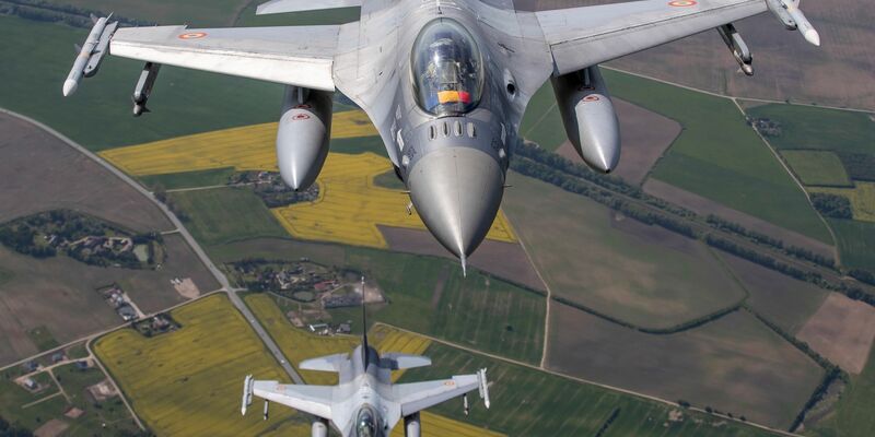 F-16-Kampfflugzeuge der portugiesischen und rumänischen Luftwaffe überwachen den Luftraum über dem Baltikum. - Foto: Mindaugas Kulbis/AP