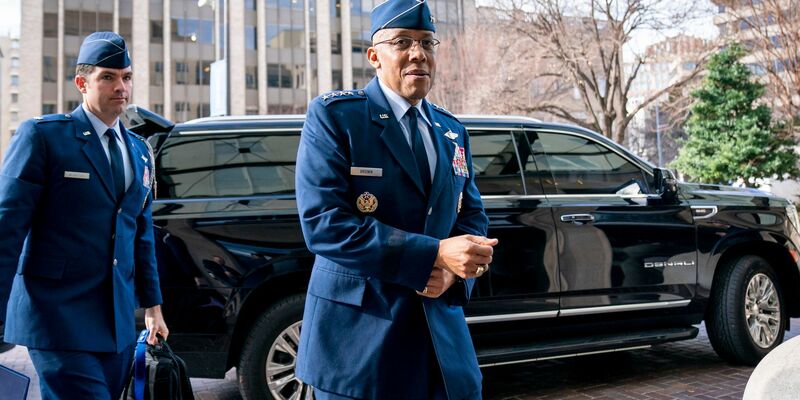 Soll neuer Generalstabschef werden: General Charles Brown Jr. (r), aktuell Stabschef der US-Luftwaffe. - Foto: Andrew Harnik/AP/dpa