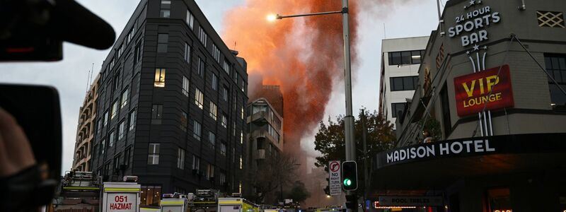 Nahe des Hauptbahnhofs Central Station brennt ein mehrstöckiges Gebäude. - Foto: Dean Lewins/AAP/dpa