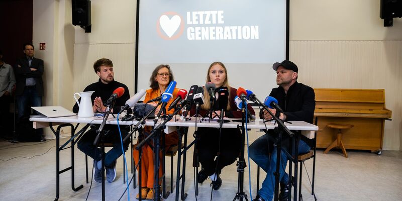 Aktivistinnen und Aktivisten der Letzten Generation (l-r): Joel Schmitt, Marion Fabian, Aimee van Baalen; und Steve Rauhut von der Kirchgemeinde der Reformationskirche in Berlin-Moabit. - Foto: Christoph Soeder/dpa