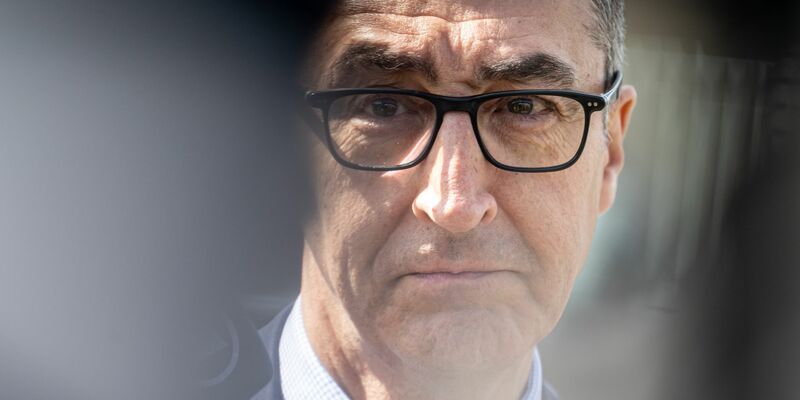 «Meine Eltern wollten danach, dass ich mich öffentlich zurückhalte, damit ich nicht selber zur Zielscheibe werde»: Cem Özdemir über den Brandanschlag von Solingen. - Foto: Fabian Sommer/dpa