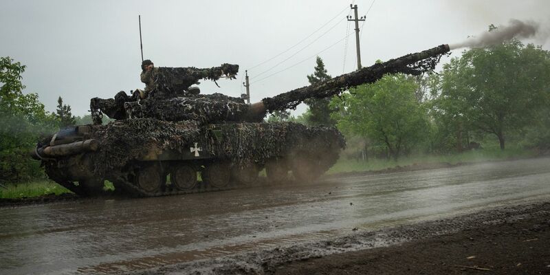 Ukrainische Soldaten feuern von einem ukrainischen Panzer an der Front in der Nähe von Bachmut in der Region Donezk auf russische Stellungen. - Foto: Efrem Lukatsky/AP
