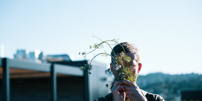 Joko Winterscheidt während der Arbeiten zu der neuen Serie «The World's Most Dangerous Show», in der er nach Antworten auf den Klimawandel sucht. - Foto: Paul Ripke/prime video/dpa