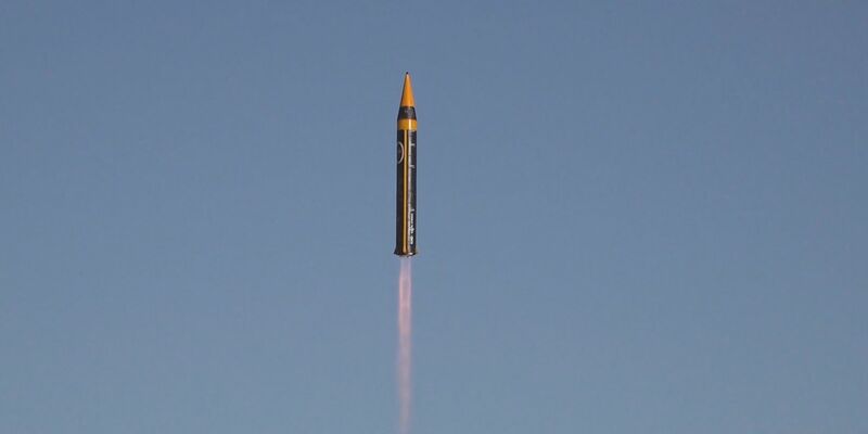 Irans Streitkräfte haben eine neue Mittelstreckenrakete vorgestellt. - Foto: ---/Iranian Defense Ministry/AP/dpa