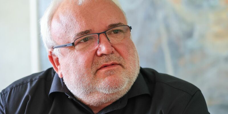 Zoodirektor Jörg Junhold wehrt sich gegen die Kritik nach der Schlachtung eines Zebras. - Foto: Jan Woitas/dpa