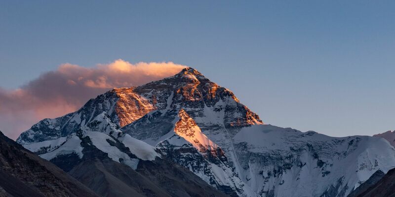 Der Sonnenuntergang färbt den Gipfel des Mount Everest. - Foto: Zhang Rufeng/XinHua/dpa