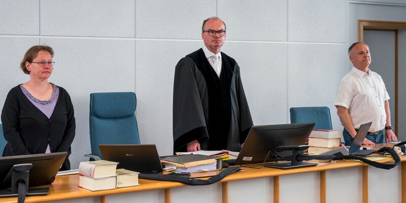 Der vorsitzende Richter am Amtsgericht Bachmann (M.) zu Beginn der Sitzung in Bamberg. - Foto: Daniel Vogl/dpa