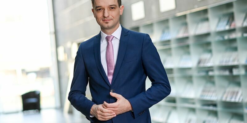 Benjamin Strasser (FDP), Parlamentarischer Staatssekretär, ist für einen Bürokratieabbau im Kampf gegen die Rezession. - Foto: Jens Kalaene/dpa-Zentralbild/dpa