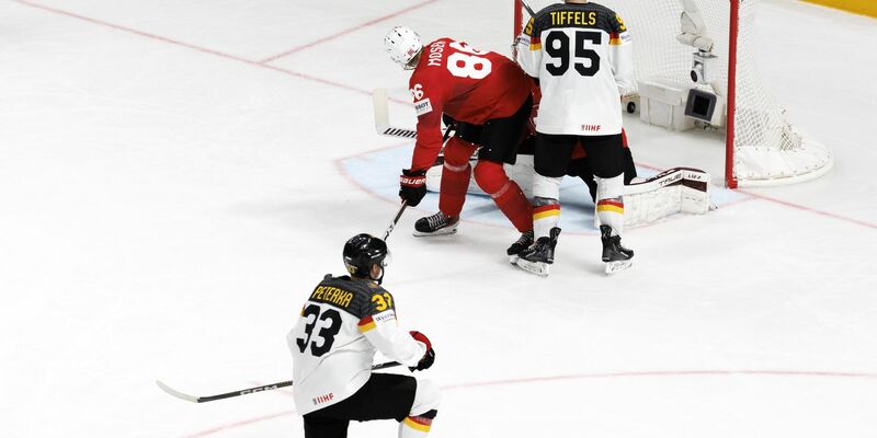 John Peterka (l) aus Deutschland trifft zum 1:2. - Foto: Salvatore Di Nolfi/KEYSTONE/dpa