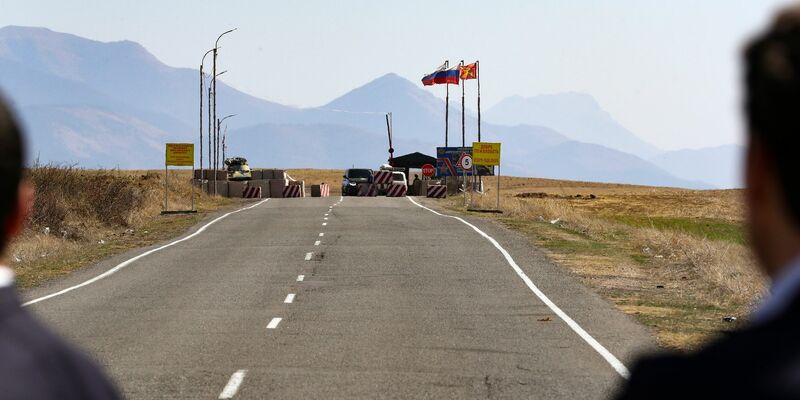 Ein Kontrollpunkt der russischen Friedenstruppe auf einer Straße in Richtung der Region Berg-Karabach. - Foto: Vahram Baghdasaryan/PHOTOLURE/AP/dpa