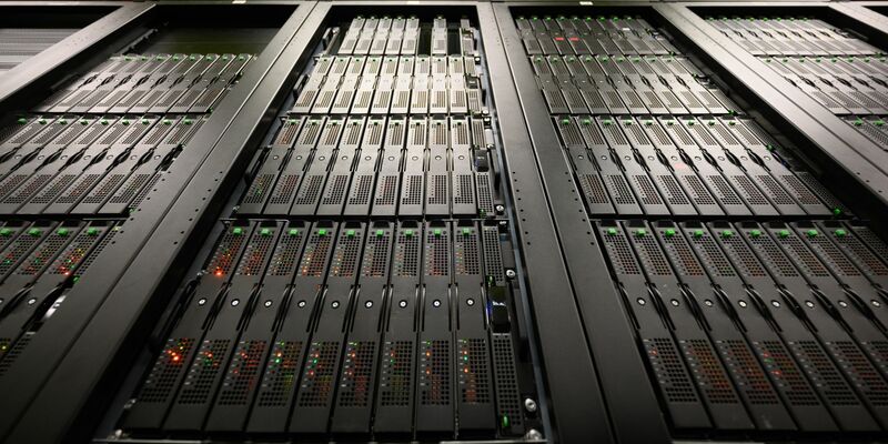 Speichersysteme des Hochleistungsrechners CARA (Computer for Advanced Research in Aerospace) vom Deutschen Zentrum für Luft- und Raumfahrt (DLR). - Foto: Robert Michael/dpa