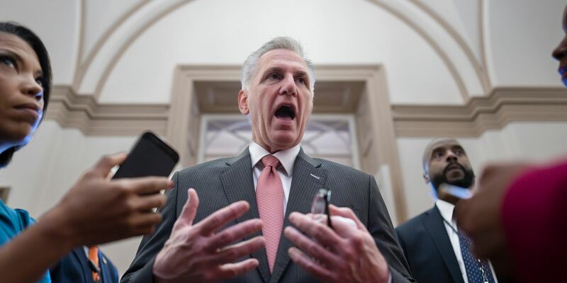 Kevin McCarthy, Sprecher des US-Repräsentantenhauses, äußert sich zu den Verhandlungen zur Schuldengrenze. - Foto: J. Scott Applewhite/AP/dpa