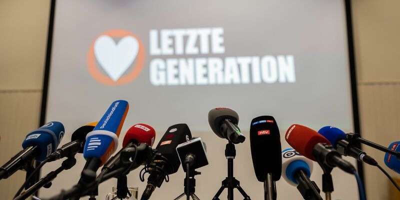 Die Klimaschutz-Aktivisten lenken mit Klebeaktionen an Kunstwerken und Verkehrsblockaden Aufmerksamkeit auf sich. - Foto: Christoph Soeder/dpa