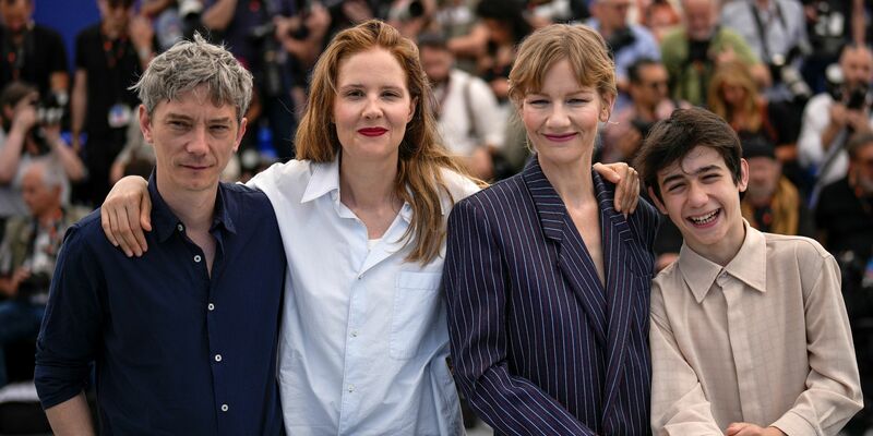 Schauspieler Swann Arlaud (l-r), Regisseurin Justine Triet, Sandra Hüller und Milo Machado Graner stellen den Film «Anatomy of a Fall» («Anatomie d’une chute») bei den 76. Internationalen Filmfestspielen in Cannes vor. - Foto: Daniel Cole/AP/dpa
