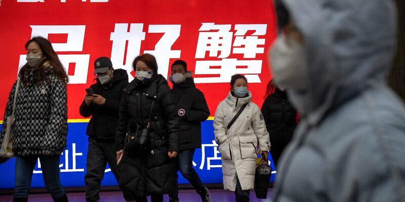 Nach knapp drei Jahren hat Chinas Regierung Anfang Dezember ihre strenge Null-Covid-Strategie abrupt aufgegeben. - Foto: Mark Schiefelbein/AP/dpa
