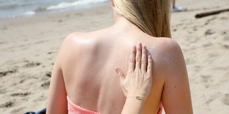 «Das Risiko, einen Sonnenbrand zu bekommen, ist abhängig vom Sonnenstand und in den Sommermonaten von Juni bis August sowie in der Mittagszeit zwischen 11 und 15 Uhr besonders hoch», sagte der Dermatologe Mark Berneburg der Deutschen Presse-Agentur. - Foto: Bodo Marks/dpa