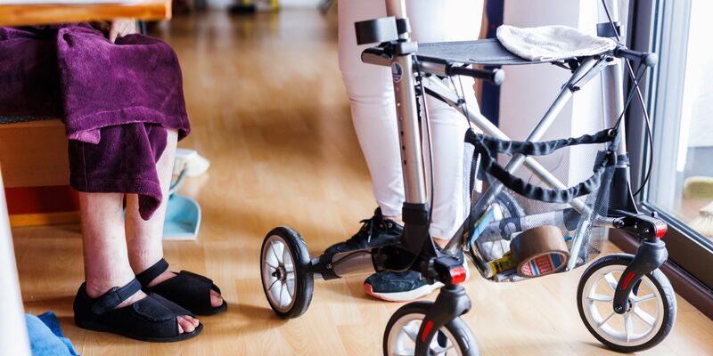 Pflege im Heim: Die Anfang vergangenen Jahres eingeführte Entlastungszuschläge für Bewohnerinnen und Bewohner sollen erhöht werden. - Foto: Philipp von Ditfurth/dpa