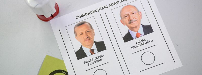 Recep Tayyiper Erdogan (l.) vs. Kemal Kilicdaroglu: Ein Wahlzettel für die türkische Stichwahl um die Präsidentschaft. - Foto: Julian Stratenschulte/dpa