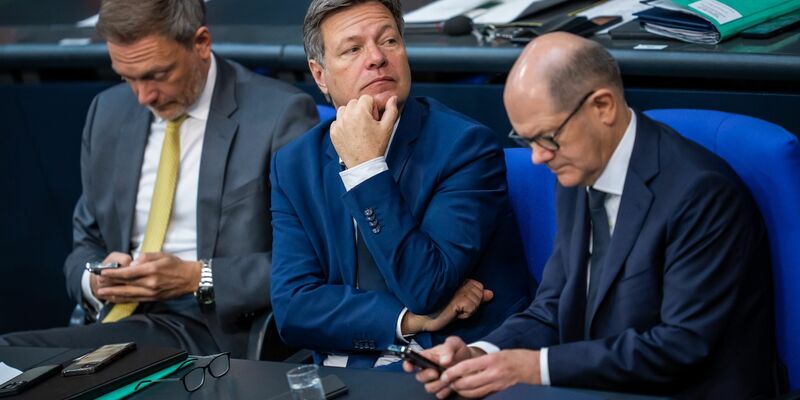 Finanzminister Christian Lindner neben Wirtschaftsminister Robert Habeck und Bundeskanzler Olaf Scholz (v.l.n.r.) während einer Bundestagssitzung. - Foto: Michael Kappeler/dpa