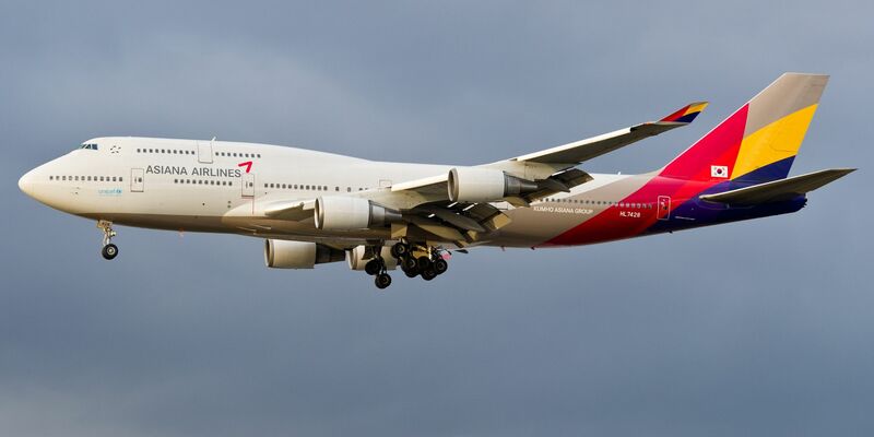 Eine Boeing 747-400 der südkoreanischen Fluggesellschaft Asiana Airlines im Landeanflug. (Symbolbild) - Foto: Christoph Schmidt/dpa