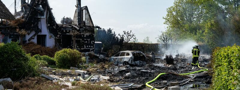 Die Feuerwehr arbeitet am Brandort auf der Insel Rügen. - Foto: Stefan Sauer/dpa