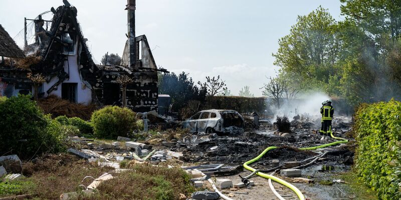 Nach einer Explosion ist in Putgarten ein Feuer ausgebrochen, das mehrere Häuser zerstört hat. - Foto: Stefan Sauer/dpa