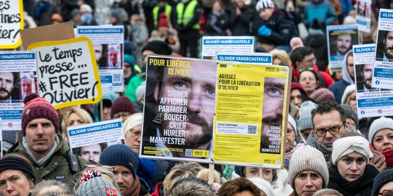 Brüssel im Januar diesen Jahres: Menschen protestieren gegen die Inhaftierung des belgischen Entwicklungshelfers Olivier Vandecasteele im Iran. - Foto: Hatim Kaghat/BELGA/dpa